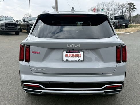 Used 2023 Kia Sorento EX image 4