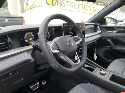New 2026 Volkswagen Tiguan SE R-Line FWD image 16