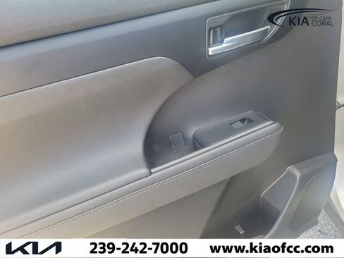 Used 2023 Toyota Highlander XLE FWD image 13