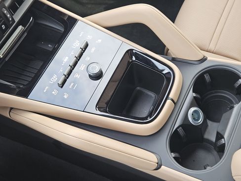 Certified 2025 Porsche Cayenne S image 20