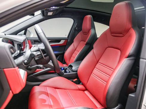 Certified 2026 Porsche Cayenne S AWD/4WD image 4