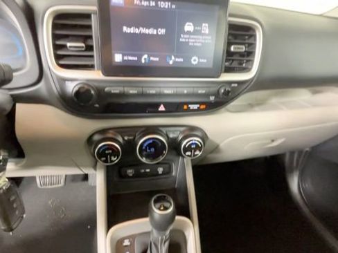 Used 2023 Hyundai Venue SEL FWD image 32