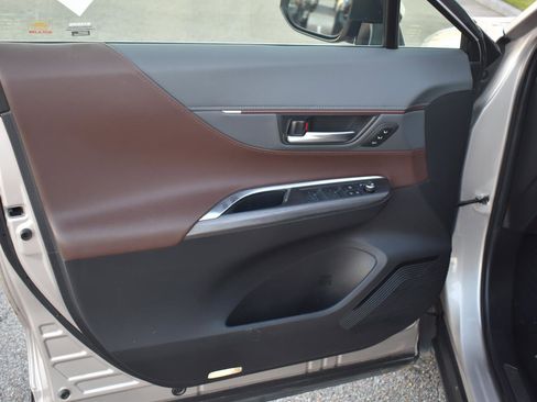 Used 2021 Toyota Venza Limited image 14