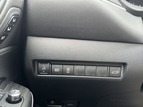 Certified 2024 Toyota Venza XLE image 28