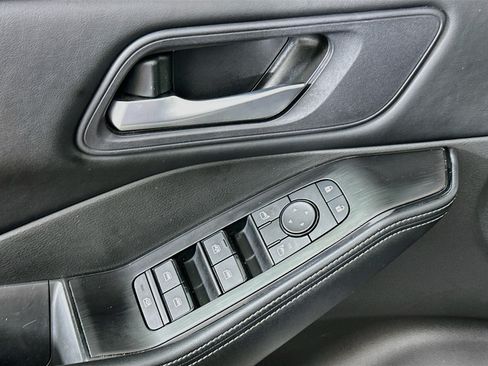 Used 2025 Nissan Rogue SV FWD image 15