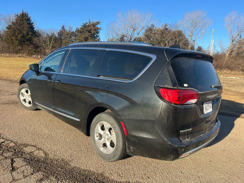 Used 2017 Chrysler Pacifica Touring-L Plus image 5