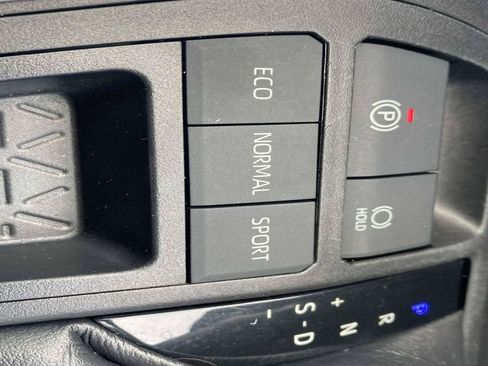 Used 2021 Toyota RAV4 LE FWD image 27