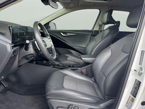 Used 2023 Kia Niro EX Touring image 14