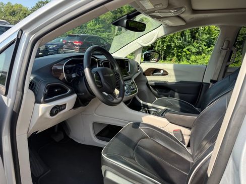 Used 2023 Chrysler Pacifica Limited FWD image 6