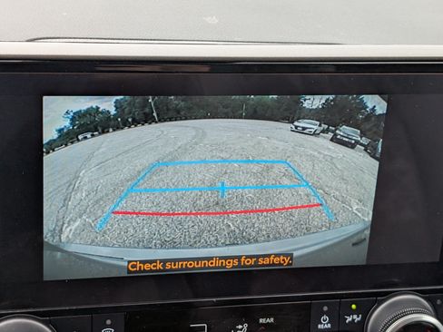 Used 2024 Toyota Highlander XLE AWD/4WD image 30
