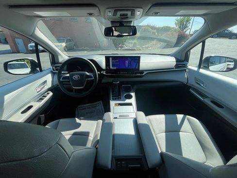 Used 2025 Toyota Sienna XLE FWD image 2