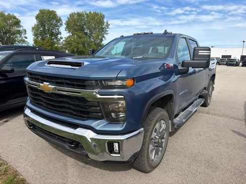 Used 2024 Chevrolet Silverado 2500 LT AWD/4WD image 2