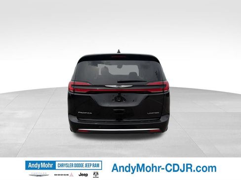 Used 2024 Chrysler Pacifica Limited w/ Uconnect Theater Family Group FWD image 6