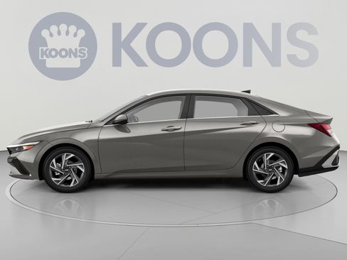 Used 2025 Hyundai Elantra SEL FWD image 2
