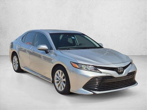 Used 2020 Toyota Camry LE FWD image 3