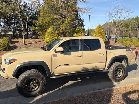 Used 2017 Toyota Tacoma TRD Off-Road image 9