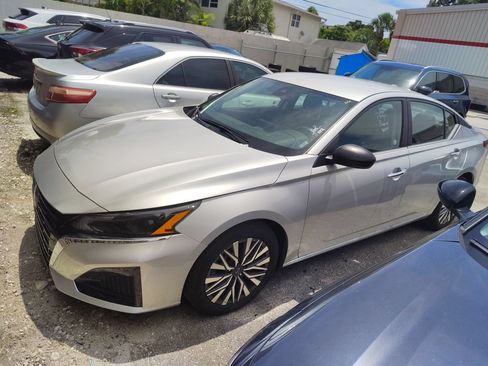 Used 2025 Nissan Altima 2.5 SV FWD image 1