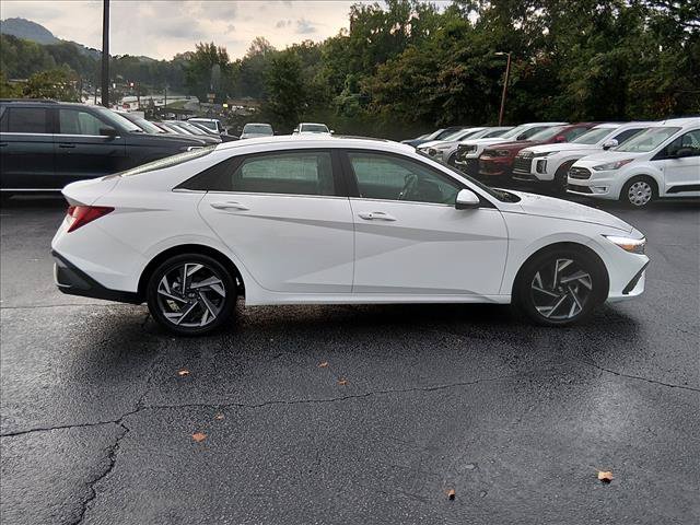 Used 2025 Hyundai Elantra SEL FWD image 3