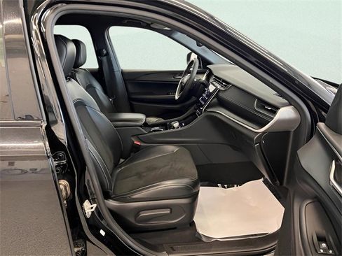 Used 2023 Jeep Grand Cherokee L Laredo image 15