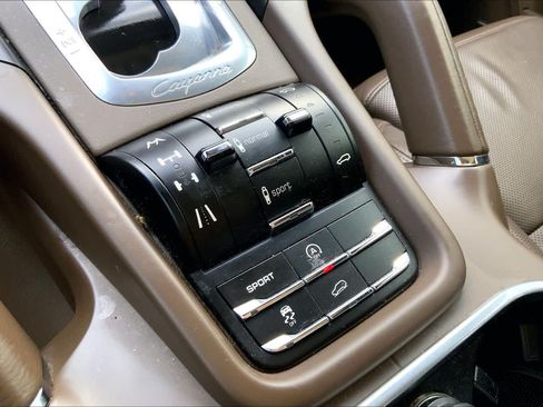 Used 2013 Porsche Cayenne Turbo AWD/4WD image 32