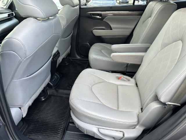 Used 2021 Toyota Highlander Platinum AWD/4WD image 34