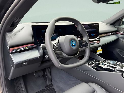 New 2027 BMW i5 eDrive40 w/ Premium Package RWD image 9