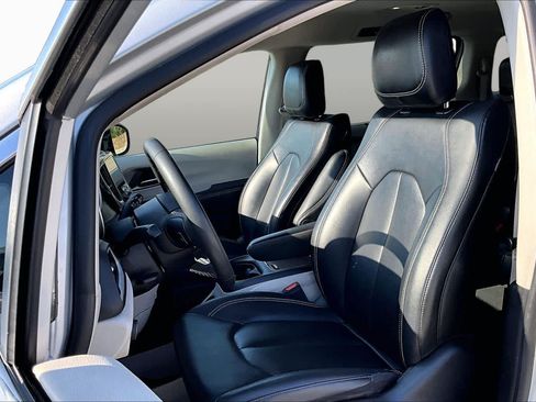 Used 2024 Chrysler Pacifica Touring-L FWD image 8