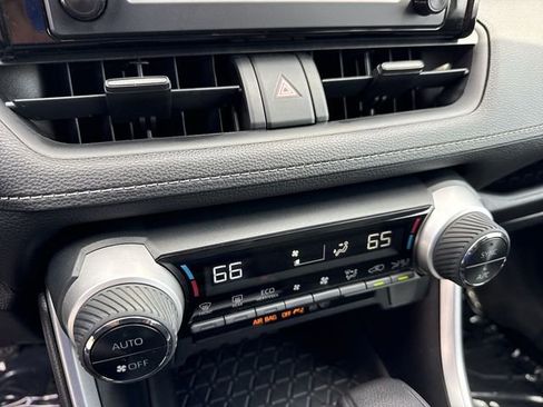 Used 2019 Toyota RAV4 XLE FWD image 19