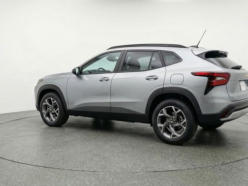 Used 2025 Chevrolet Trax LT w/ LT Convenience Package FWD image 6