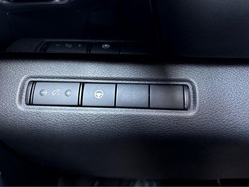 Used 2024 Nissan Pathfinder SV image 14