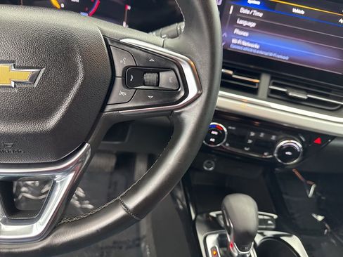 Used 2025 Chevrolet Trax LT w/ LT Convenience Package image 27