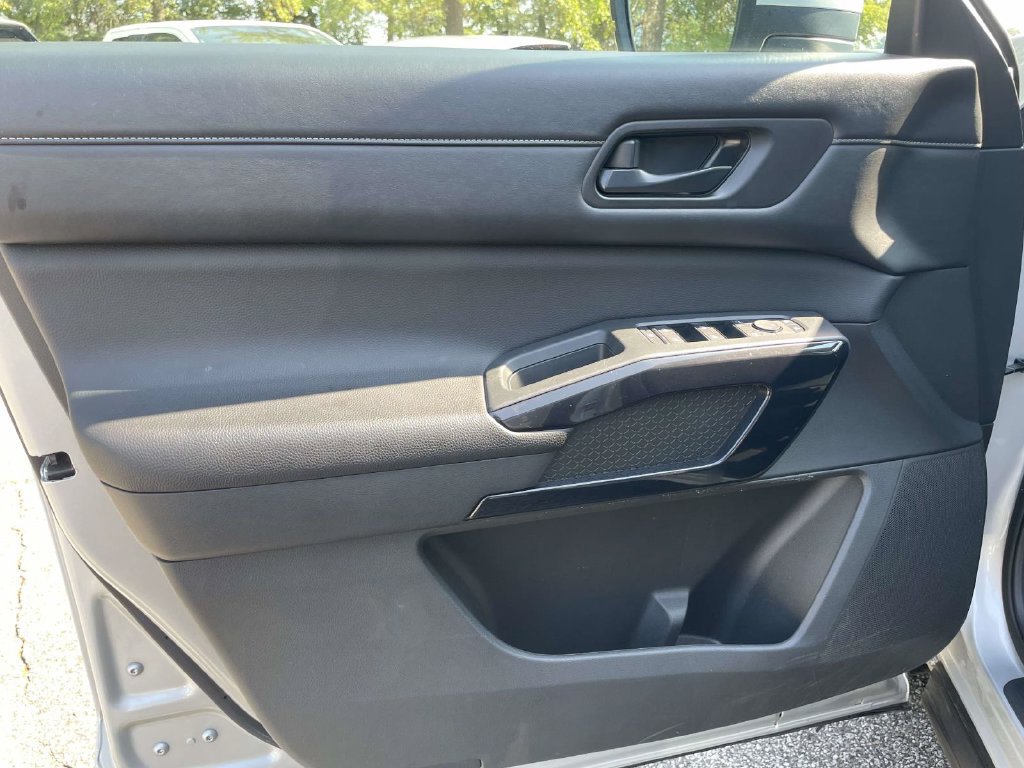 Used 2025 Nissan Pathfinder SV FWD image 16