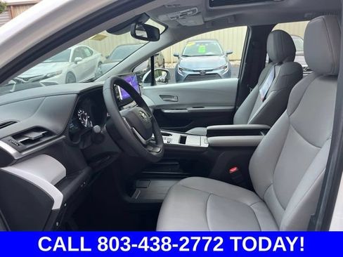 Used 2026 Toyota Sienna XLE FWD image 7