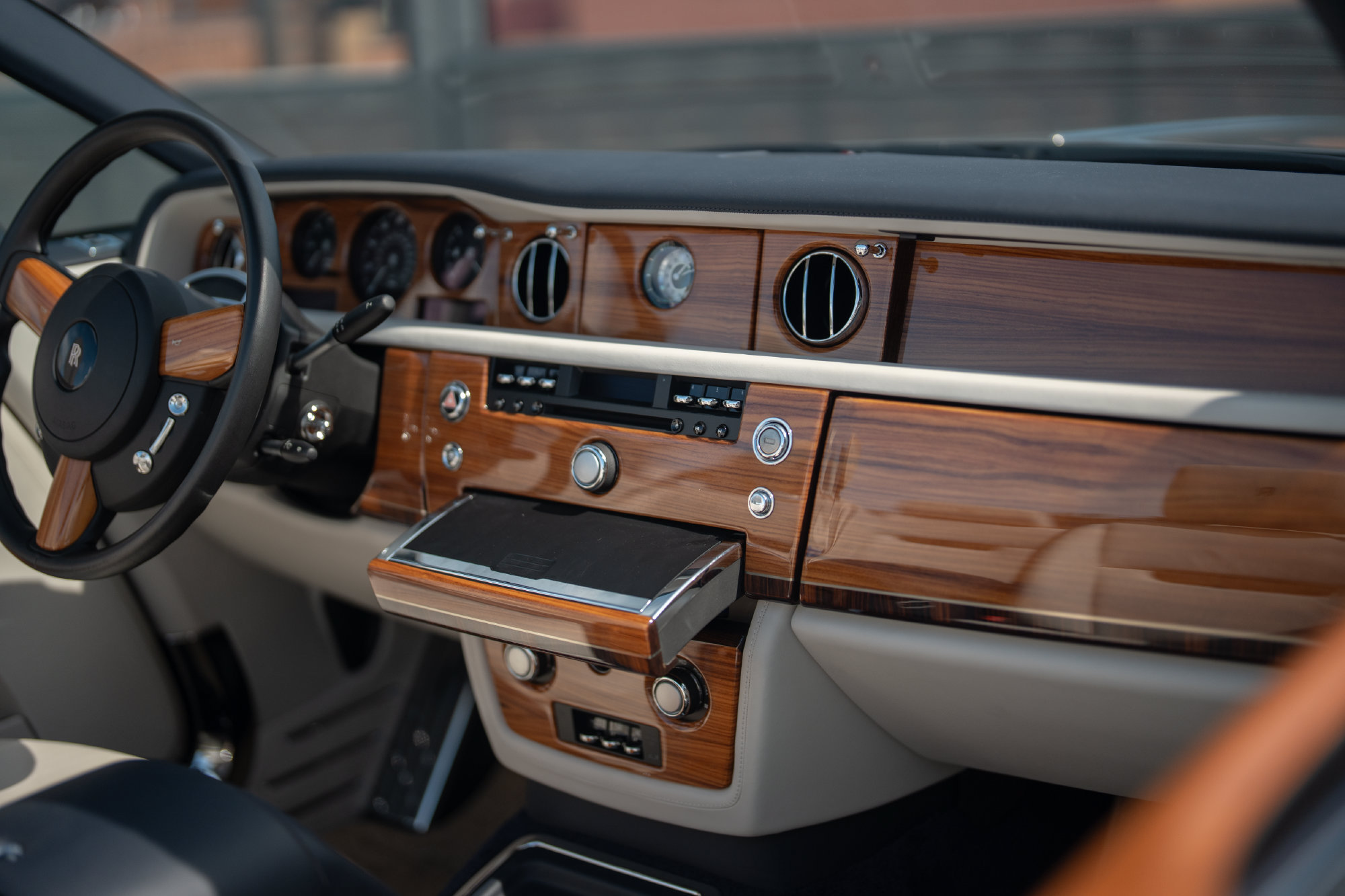 Used 2011 Rolls-Royce Phantom Drophead Coupe RWD image 30