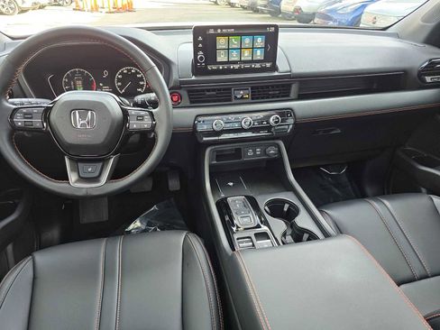 Used 2025 Honda Pilot TrailSport image 20