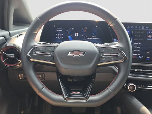 Used 2025 Chevrolet Equinox EV RS FWD image 9