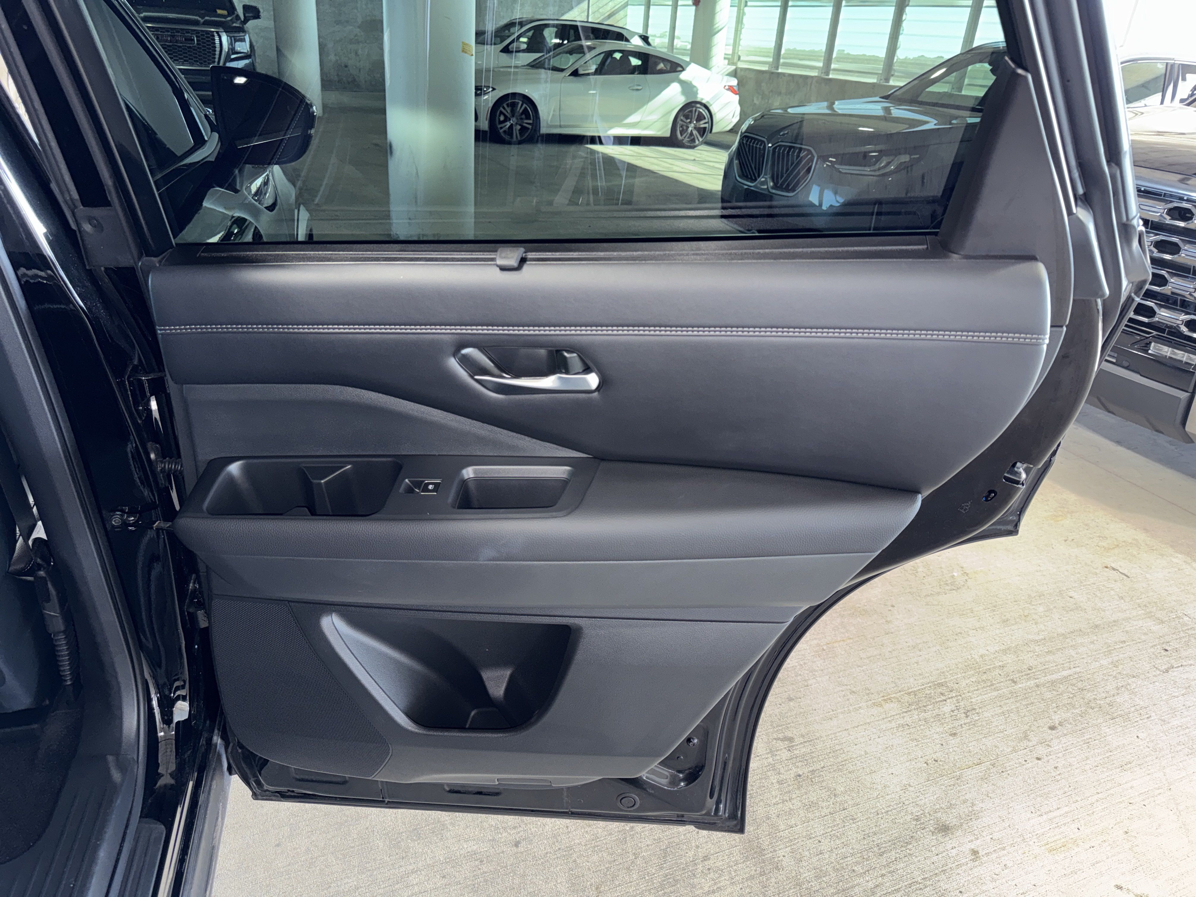 Used 2024 Nissan Pathfinder Platinum FWD image 14