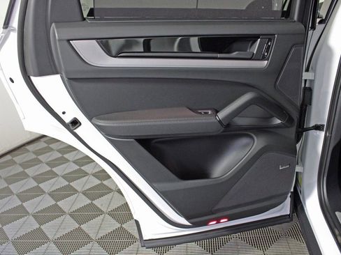 Used 2025 Porsche Cayenne image 29