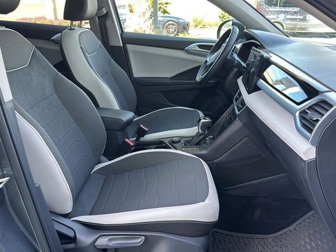 Used 2025 Volkswagen Taos SE w/ Panoramic Sunroof Package image 13