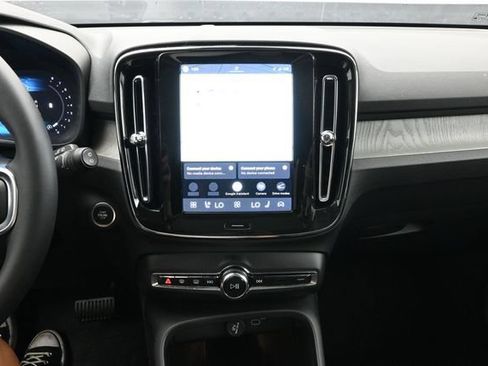 Used 2025 Volvo XC40 B5 Plus AWD/4WD image 13