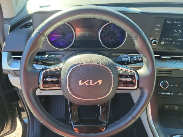 Used 2024 Kia Carnival LX FWD image 13