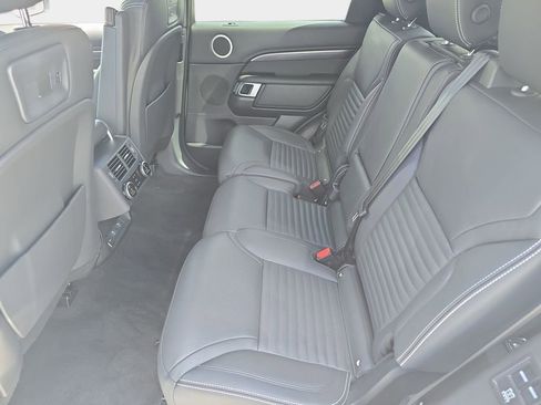 Used 2025 Land Rover Discovery Metropolitan Edition image 16