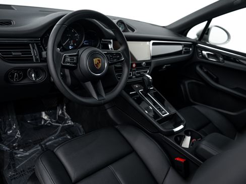 Certified 2026 Porsche Macan AWD/4WD image 4