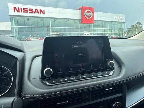 Used 2025 Nissan Rogue SV FWD image 18