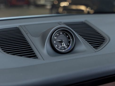 Certified 2025 Porsche Macan AWD/4WD image 34