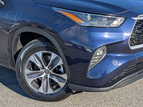 Used 2024 Toyota Highlander XLE image 11