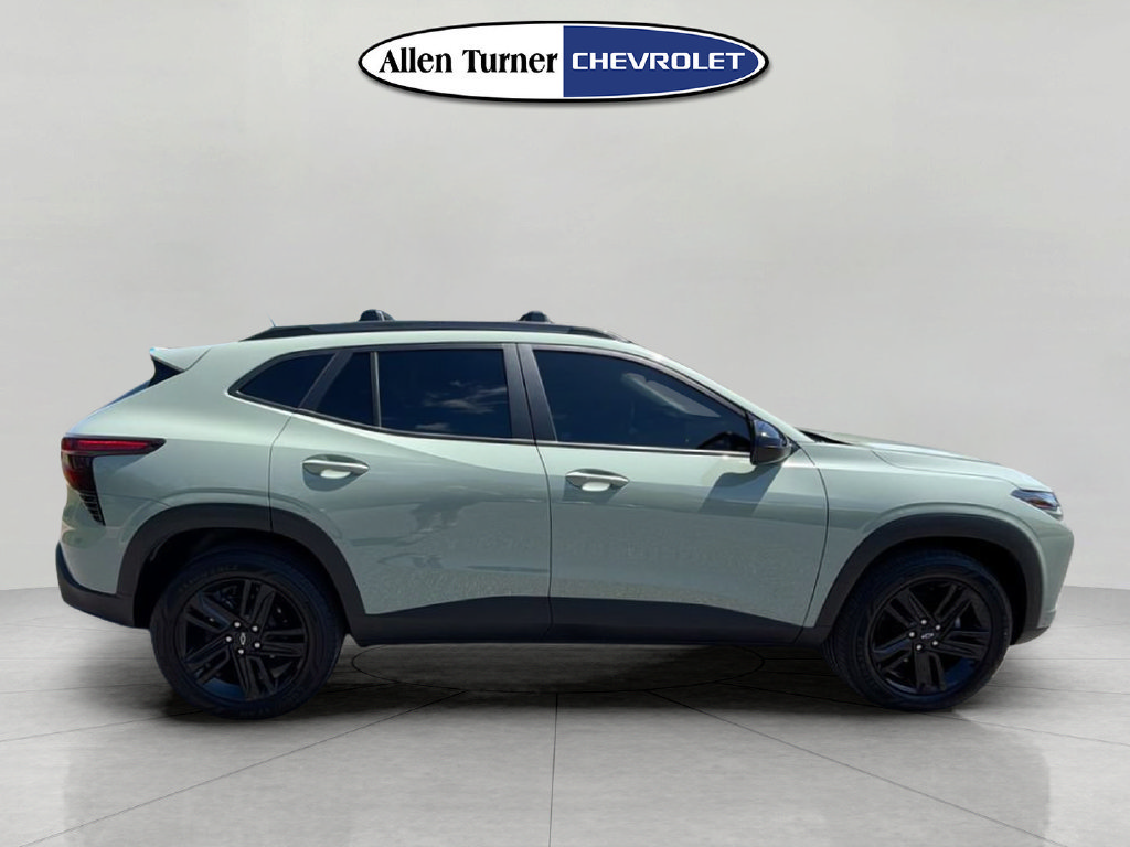 Used 2025 Chevrolet Trax ACTIV w/ Sunroof Package FWD image 3