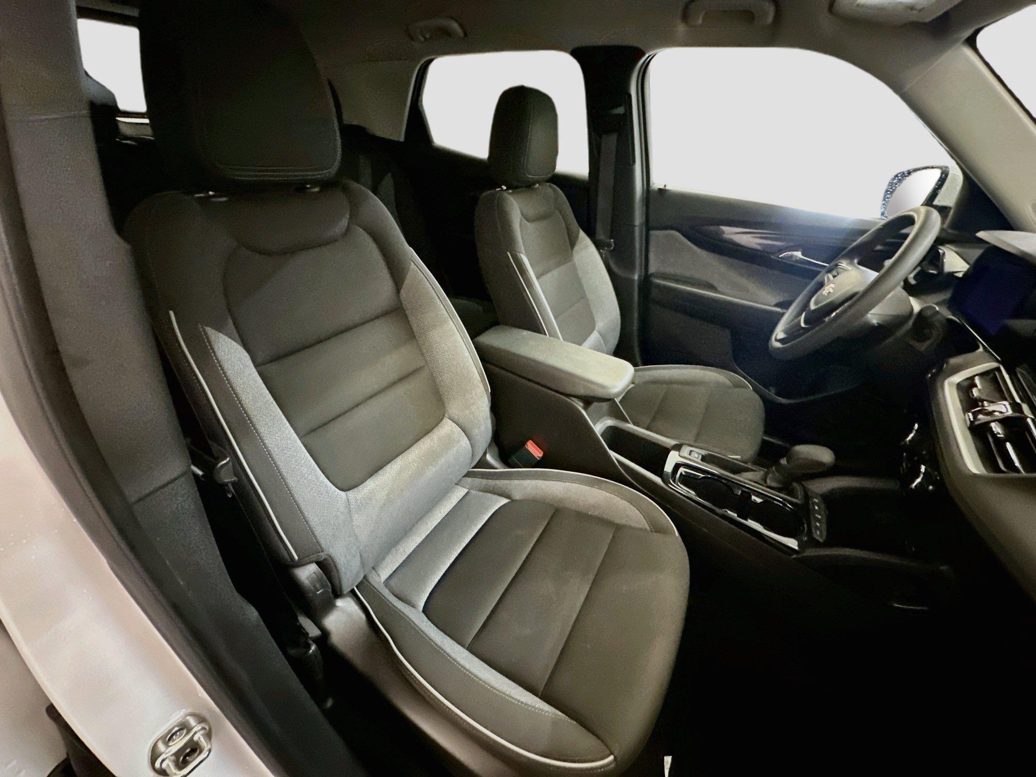 Used 2025 Chevrolet TrailBlazer LT AWD/4WD image 31