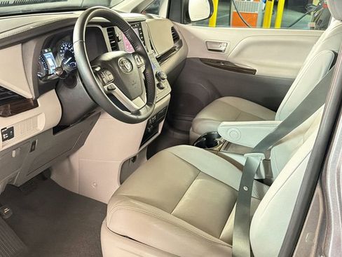 Used 2020 Toyota Sienna XLE image 19