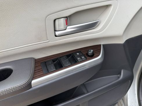Used 2024 Toyota Sienna XLE FWD image 27
